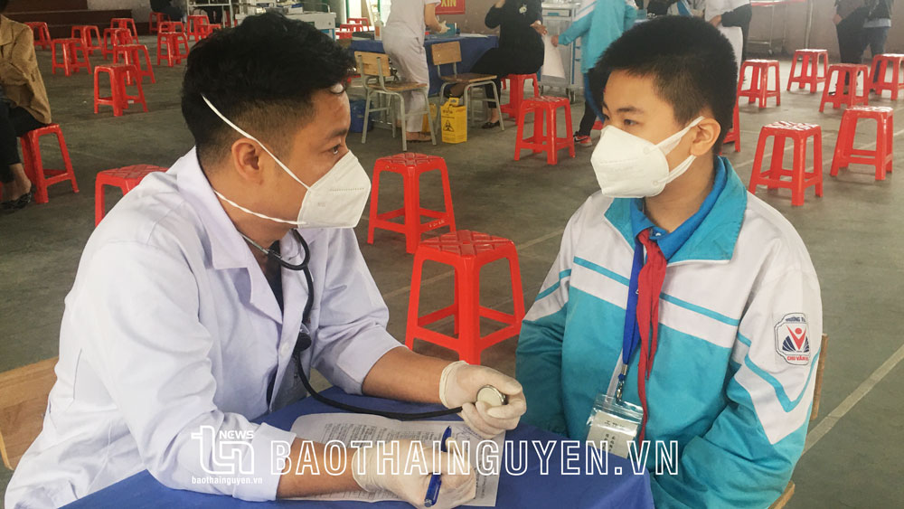 Cán bộ y tế Trung tâm Y tế TP. Thái Nguyên khám sàng lọc trước khi tiêm vắc xin phòng COVID-19 cho hoc sinh trường THCS Chu Văn An.