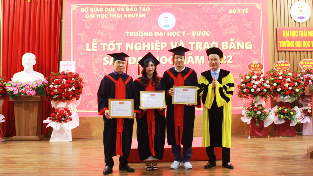 4 học viên sau đại học tốt nghiệp thủ khoa toàn khoá học được Nhà trường tặng Giấy khen và thưởng.