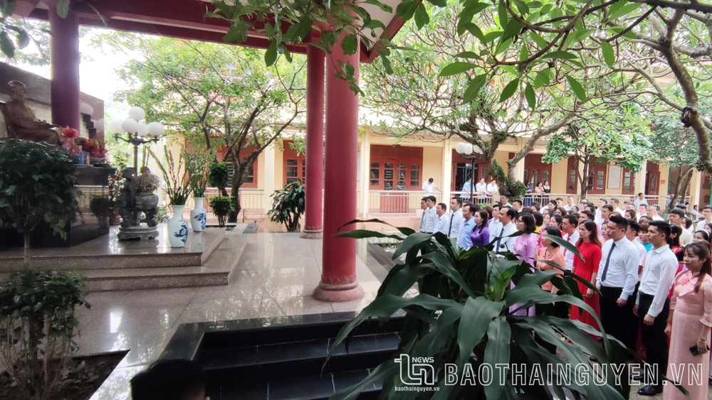 Giáo viên, học viên Trường Chính trị tỉnh dâng hương tưởng nhớ Chủ tịch 
Hồ Chí Minh tại Khu tưởng niệm được đặt trong khuôn viên Nhà trường.