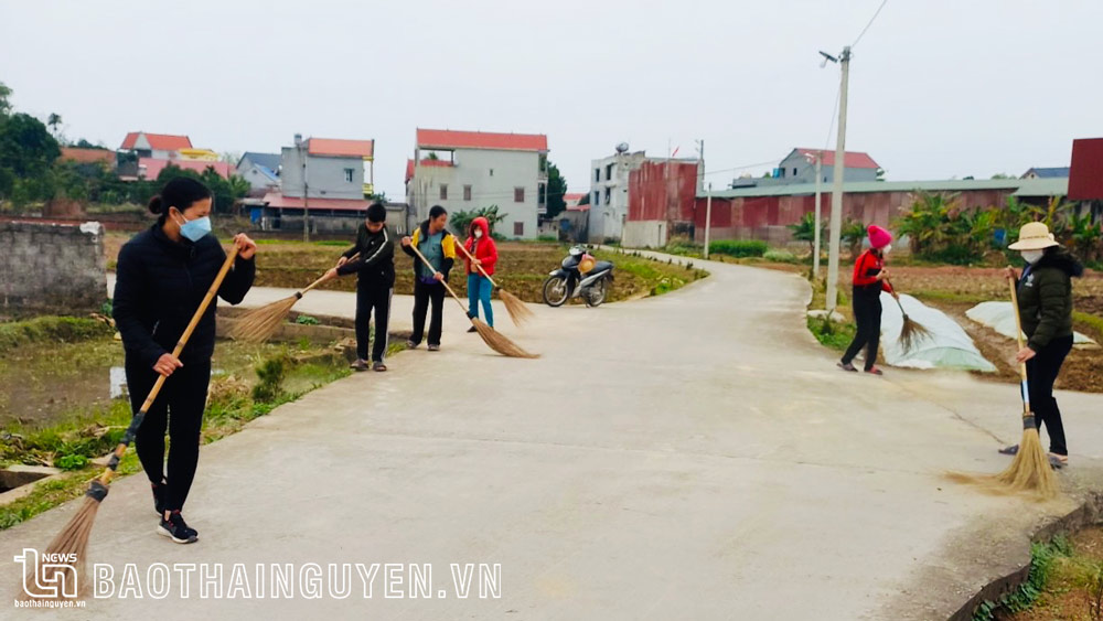 Để có môi trường đảm bảo, ngày cuối tuần các Tổ tự quản về môi trường của xã Dương Thành đều tổ chức quét dọn đường làng, ngõ xóm.