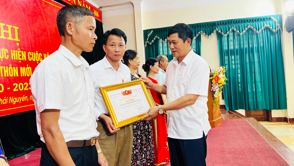 Đồng chí Phạm Thái Hanh, Chủ tịch Ủy ban MTTQ tỉnh tặng Bằng khen cho các tập thể có thành tích xuất sắc trong triển khai, xây dựng mô hình tự quản.