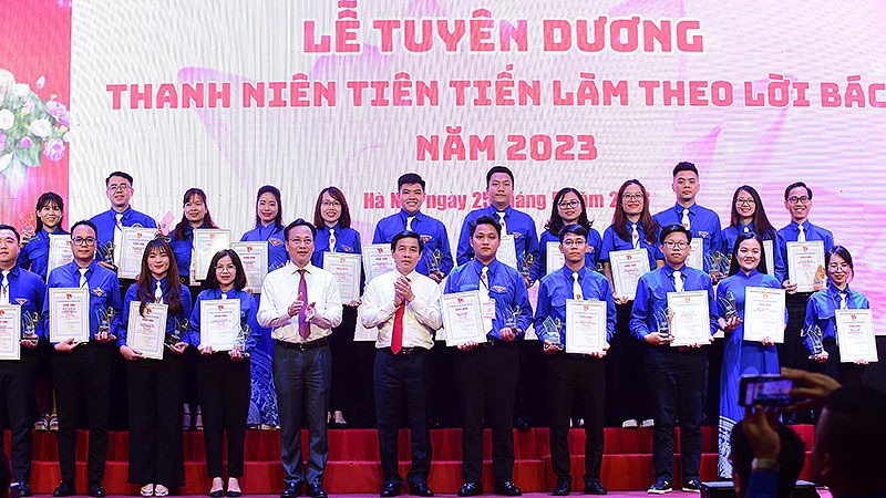 Đại diện lãnh đạo các bộ, ngành trao Kỷ niệm chương và chứng nhận tặng các đại biểu thanh niên tiên tiến làm theo lời Bác Khối các cơ quan Trung ương năm 2023.