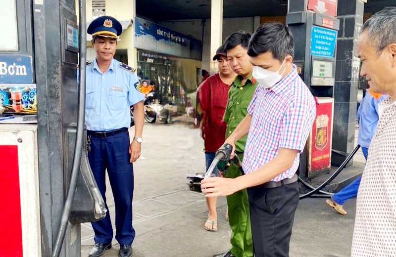Lực lượng chức năng tỉnh Bình Dương kiểm tra chất lượng xăng tại Công ty cổ phần Sao Mai Sài Gòn.