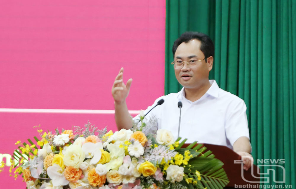 Đồng chí Chủ tịch UBND tỉnh Trịnh Việt Hùng truyền đạt nội dung chuyên đề.