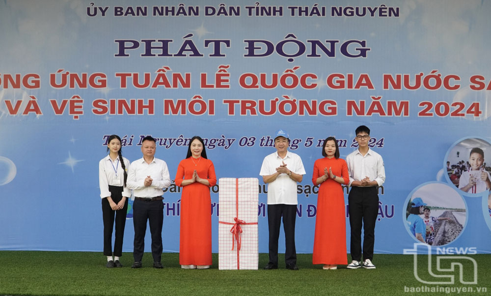 Đồng chí Phó Chủ tịch UBND tỉnh Nguyễn Thanh Bình (thứ 3 từ bên phải) trao tặng máy lọc nước cho Trường THPT Tức Tranh (Phú Lương).