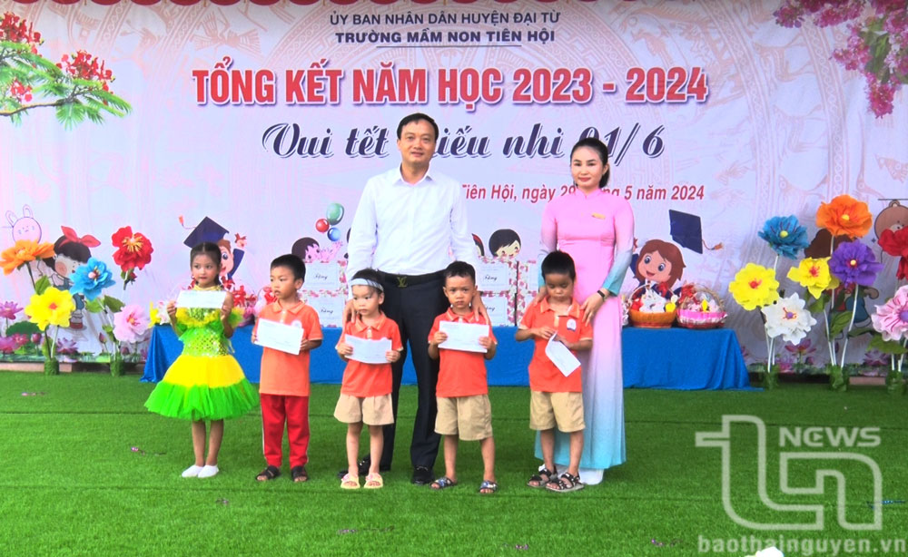 Lãnh đạo UBND huyện Đại Từ tặng quà học sinh Trường Mầm non Tiên Hội.