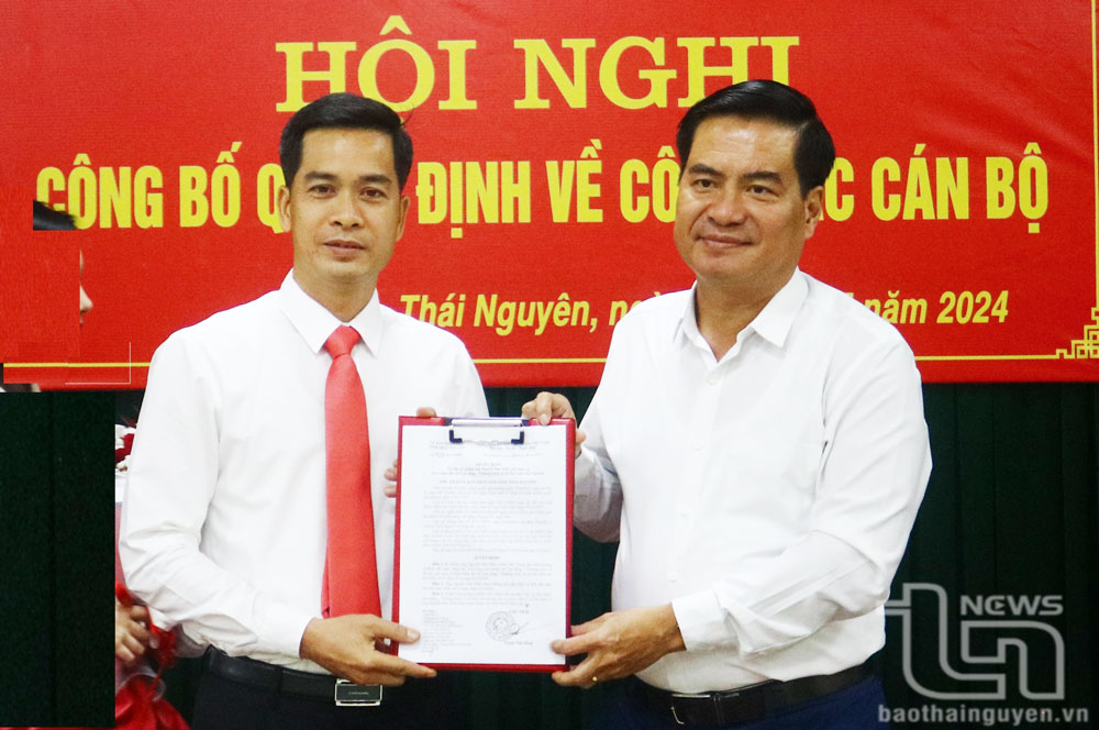 Đồng chí Phó Chủ tịch UBND tỉnh Lê Quang Tiến (bên phải) trao Quyết định bổ nhiệm Phó Giám đốc Sở Lao động - Thương binh và Xã hội cho đồng chí Nguyễn Đức Hiếu.