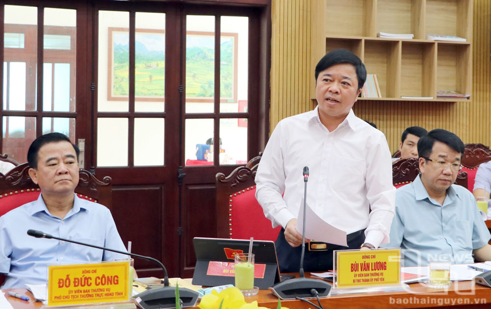 Mr. Bui Van Luong, the Secretary of the Pho Yen City Party Committee and the Chairman of Pho Yen City Peoples Council, spoke at the meeting.