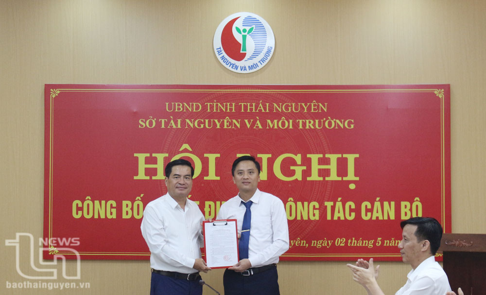 Đồng chí Lê Quang Tiến trao Quyết định bổ nhiệm cho đồng chí Kiều Quang Khánh.