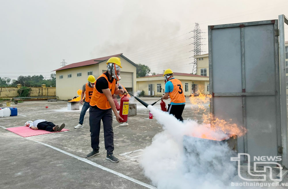 Các tổ liên gia an toàn về phòng cháy, chữa cháy ở TP. Phổ Yên tham gia diễn tập chữa cháy.