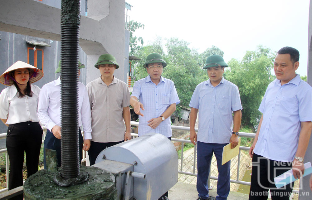 Đồng chí Phó Chủ tịch UBND tỉnh kiểm tra công trình cống Cầu Nẻ, thuộc tuyến đê Hà Châu (Phú Bình).