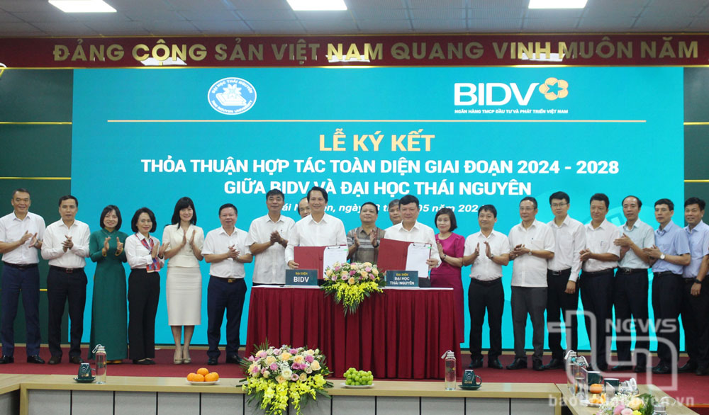 Đại diện Đại học Thái Nguyên và BIDV Việt Nam ký kết hợp tác toàn diện.
