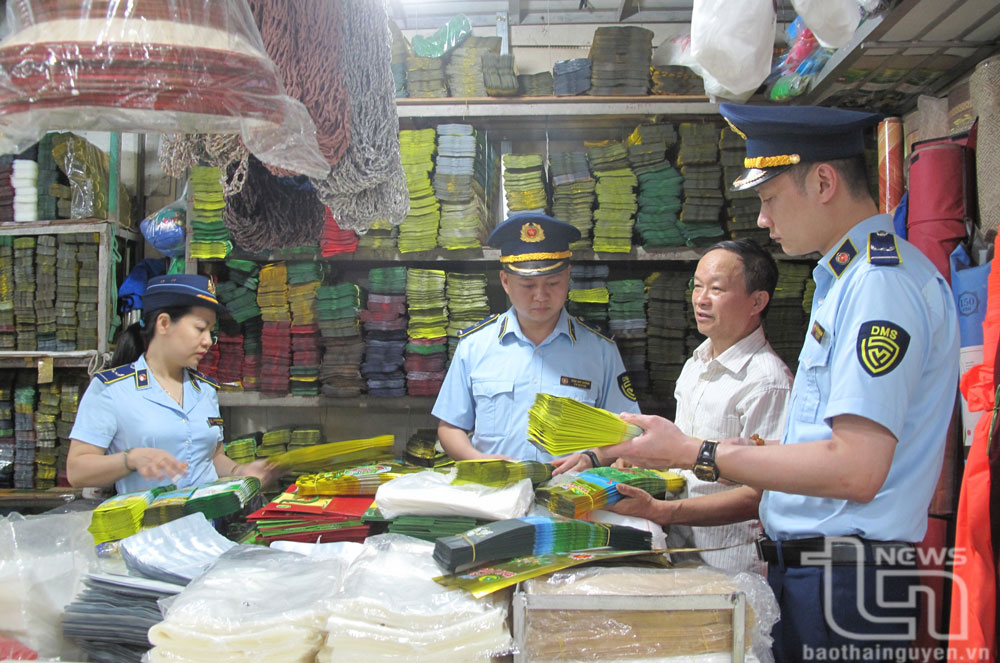 Lực lượng Quản lý thị trường kiểm tra việc kinh doanh bao bì sản phẩm chè Thái tại một cửa hàng.