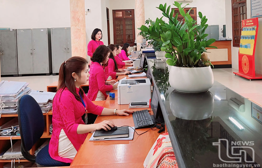 Công chức Kho bạc Nhà nước Phú Lương ứng dụng công nghệ thông tin xử lý nghiệp vụ.
