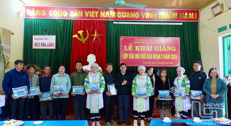 Học viên tham gia lớp xóa mù chữ được tặng sách, vở, tài liệu...