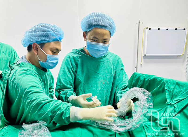Các bác sĩ Bệnh viện C Thái Nguyên thực hiện thủ thuật siêu âm sinh thiết gan, u gan dưới hướng dẫn của siêu âm để chẩn đoán các bệnh về gan, ung thư gan.