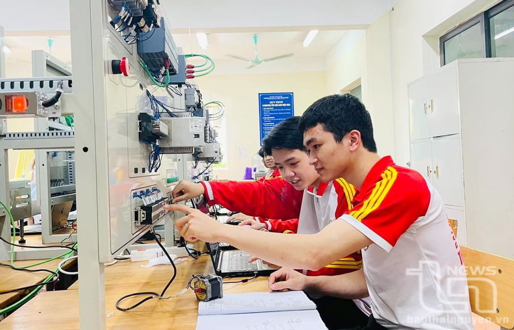 Giờ học tại phòng thí nghiệm của sinh viên chuyên ngành Tự động hóa công nghiệp, Trường Đại học Kỹ thuật công nghiệp (Đại học Thái Nguyên).