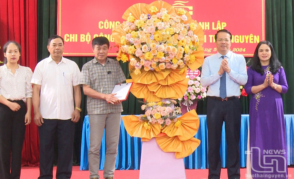 Đồng chí Bí thư Thành ủy Thái Nguyên Dương Văn Lượng trao Quyết định thành lập và chúc mừng Chi bộ Công ty TNHH Trung Thành Thái Nguyên.