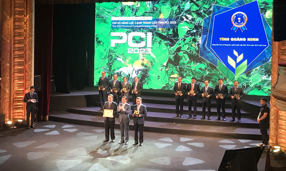 2023 년에 기념겁 및 PCI 인증을 받고 있는지역 대표들의 모습