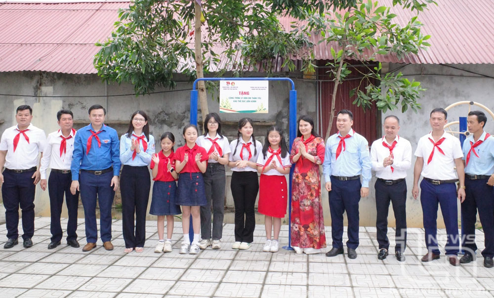 Nhân dịp này, Thành đoàn Thái Nguyên trao tặng công trình măng non là khu tập thể dục liên hoàn trị giá 18 triệu đồng cho Liên đội Trường THCS Sơn Cẩm 2.