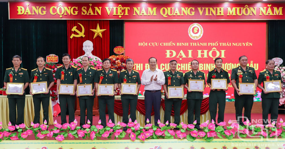 Lãnh đạo TP. Thái Nguyên trao khen thưởng cho các cựu chiến binh có thành tích xuất sắc trong xây dựng Hội, giai đoạn 2019-2024.