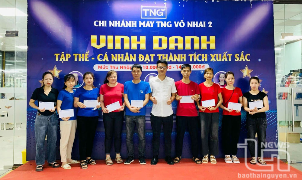 Chi nhánh TNG Võ nhai 2 (Công ty CP Đầu tư và Thương mại TNG) khen thưởng các cá nhân, tập thể có thành tích xuất sắc trong lao động, sản xuất hưởng ứng Tháng Công nhân năm 2024.