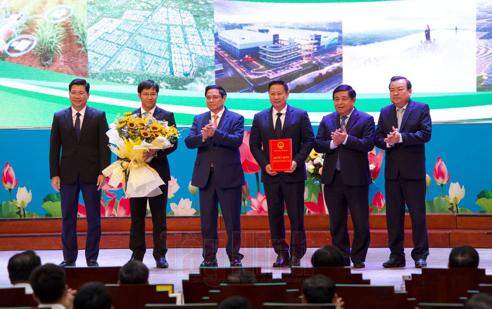 Thủ tướng Chính phủ Phạm Minh Chính chúc mừng tỉnh Tây Ninh và chụp hình lưu niệm cùng lãnh đạo tỉnh.