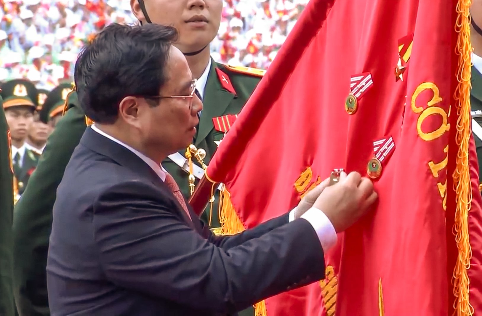 Tại Lễ kỷ niệm, Thủ tướng Chính phủ Phạm Minh Chính thay mặt lãnh đạo Đảng, Nhà nước trao Huân chương Độc lập hạng Nhất cho Đảng bộ, chính quyền và Nhân dân các dân tộc tỉnh Điện Biên.