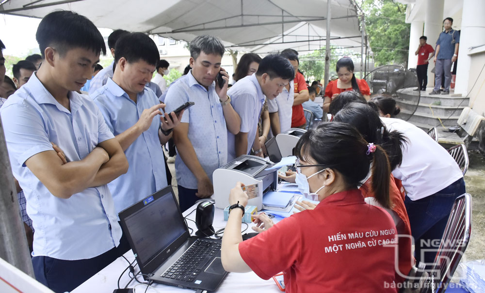 Đông đảo cán bộ, hội viên nông dân đăng ký tham gia hiến máu tại chương trình Nông dân Thái Nguyên - Hiến máu cứu người.