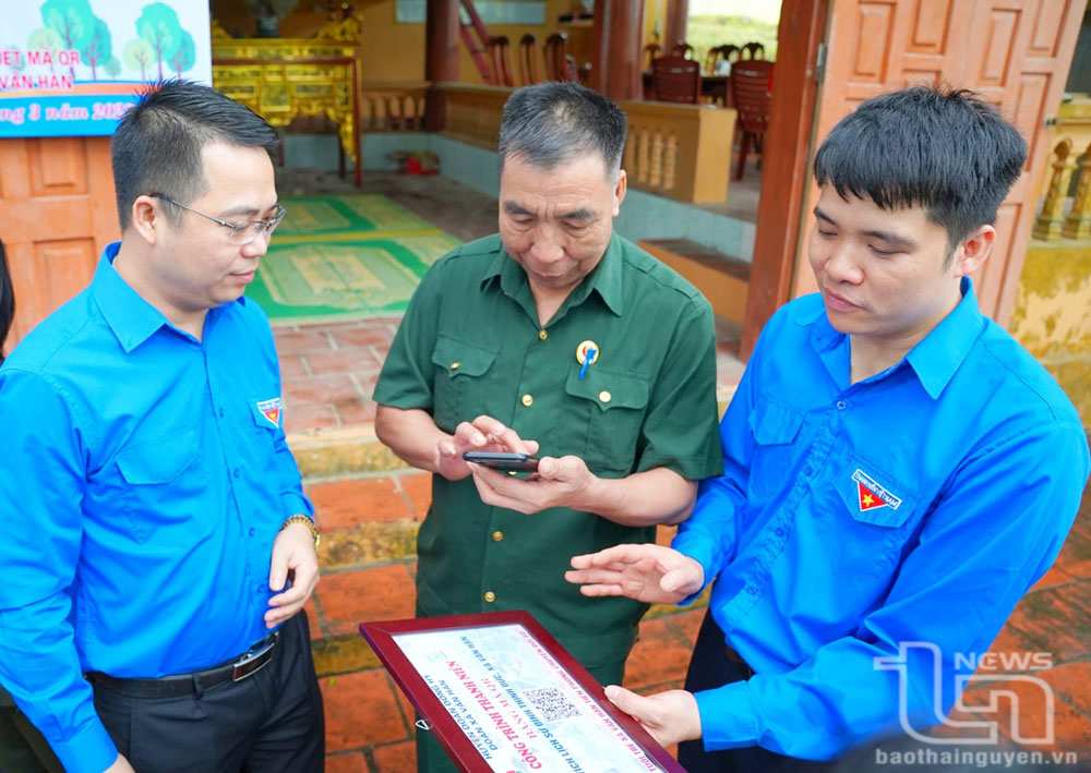 Đoàn Thanh niên xã Văn Hán (Đồng Hỷ) số hóa Di tích lịch sử đình Thịnh Đức. Ảnh tư liệu