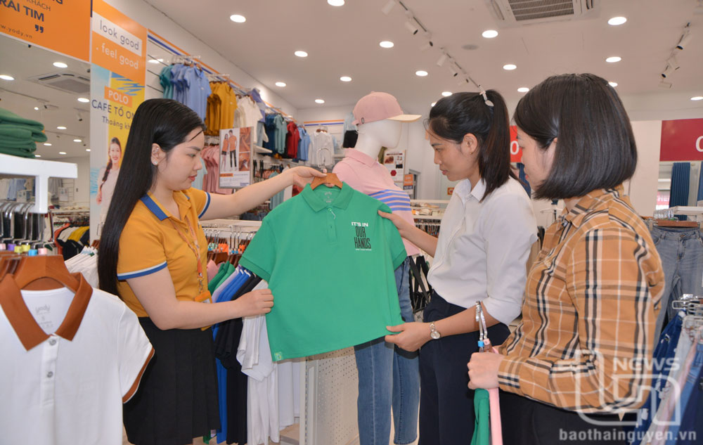 Những năm gần đây, huyện Đại Từ chú trọng phát triển thương mại - dịch vụ. Trong ảnh: Người dân mua hàng tại một cửa hàng thời trang ở thị trấn Hùng Sơn.