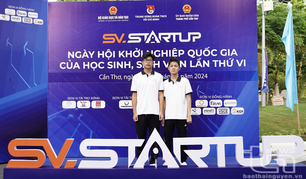 2 học sinh Trường THPT Chu Văn An tại cuộc thi “Học sinh, sinh viên với ý tưởng khởi nghiệp” năm 2024.