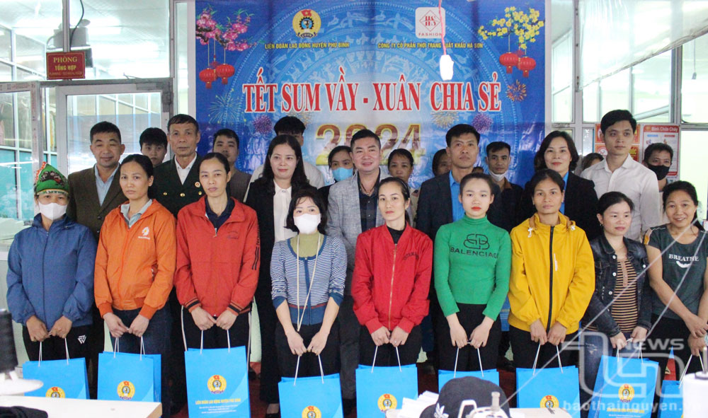 Liên đoàn Lao động huyện Phú Bình tổ chức tặng quà cho đoàn viên có hoàn cảnh khó khăn của Công ty CP Thời trang xuất khẩu Hà Sơn, dịp Tết Nguyên đán năm 2024.