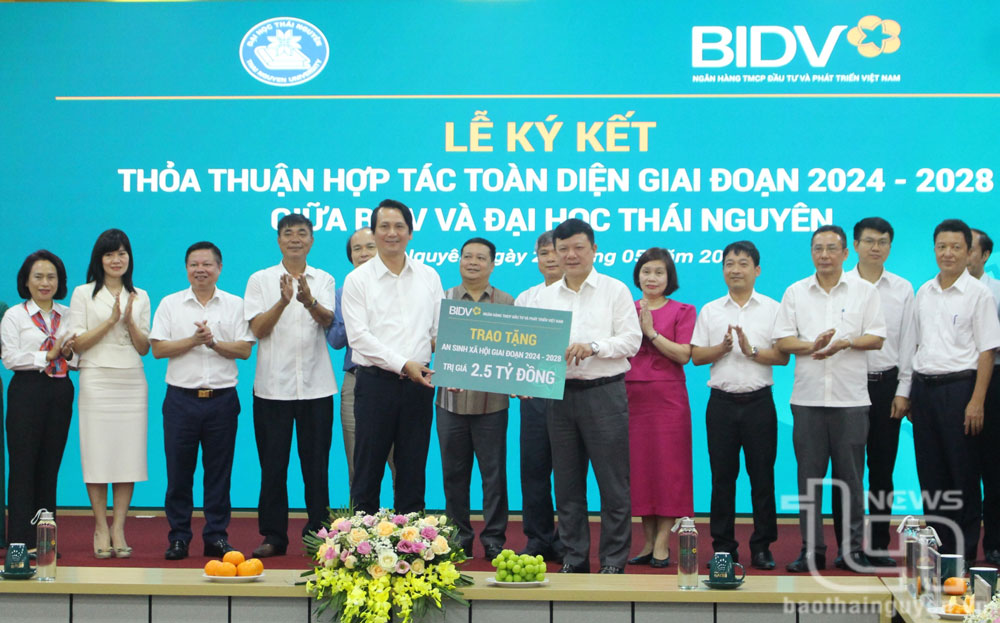 Nhân dịp này, BIDV trao tặng gói tài trợ an sinh xã hội trị giá 2,5 tỷ đồng cho TNU.