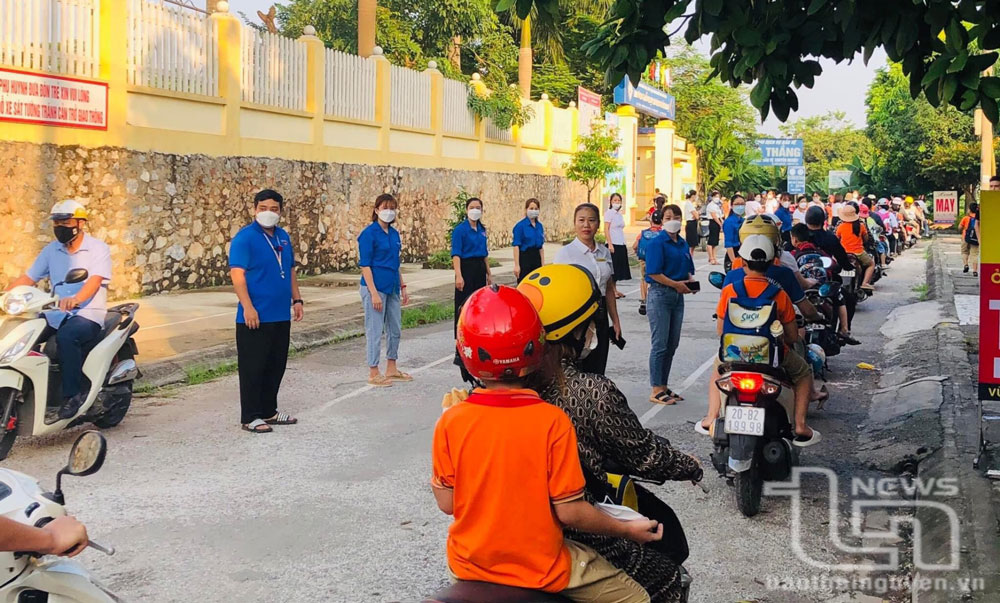 Đoàn viên phường Quan Triều (TP. Thái Nguyên) phân luồng giao thông, hướng dẫn phụ huynh đưa đón con đi học dừng đỗ đúng nơi quy định.