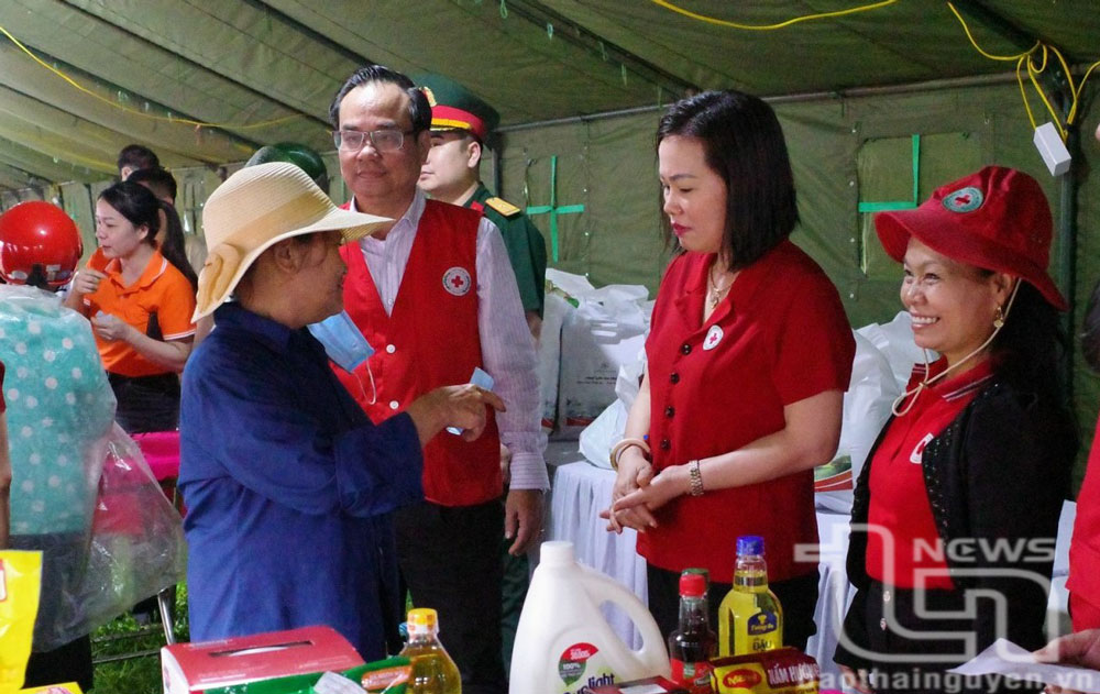 Các đối tượng có hoàn cảnh khó khăn được nhận quà trong chương trình Hành trình nhân đạo - Trao nhận yêu thương, được tổ chức tháng 4-2024 tại huyện Định Hóa.