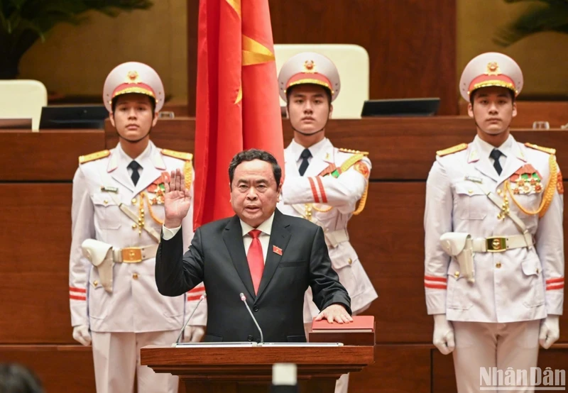 陈青敏同志当选第十五届国会主席。