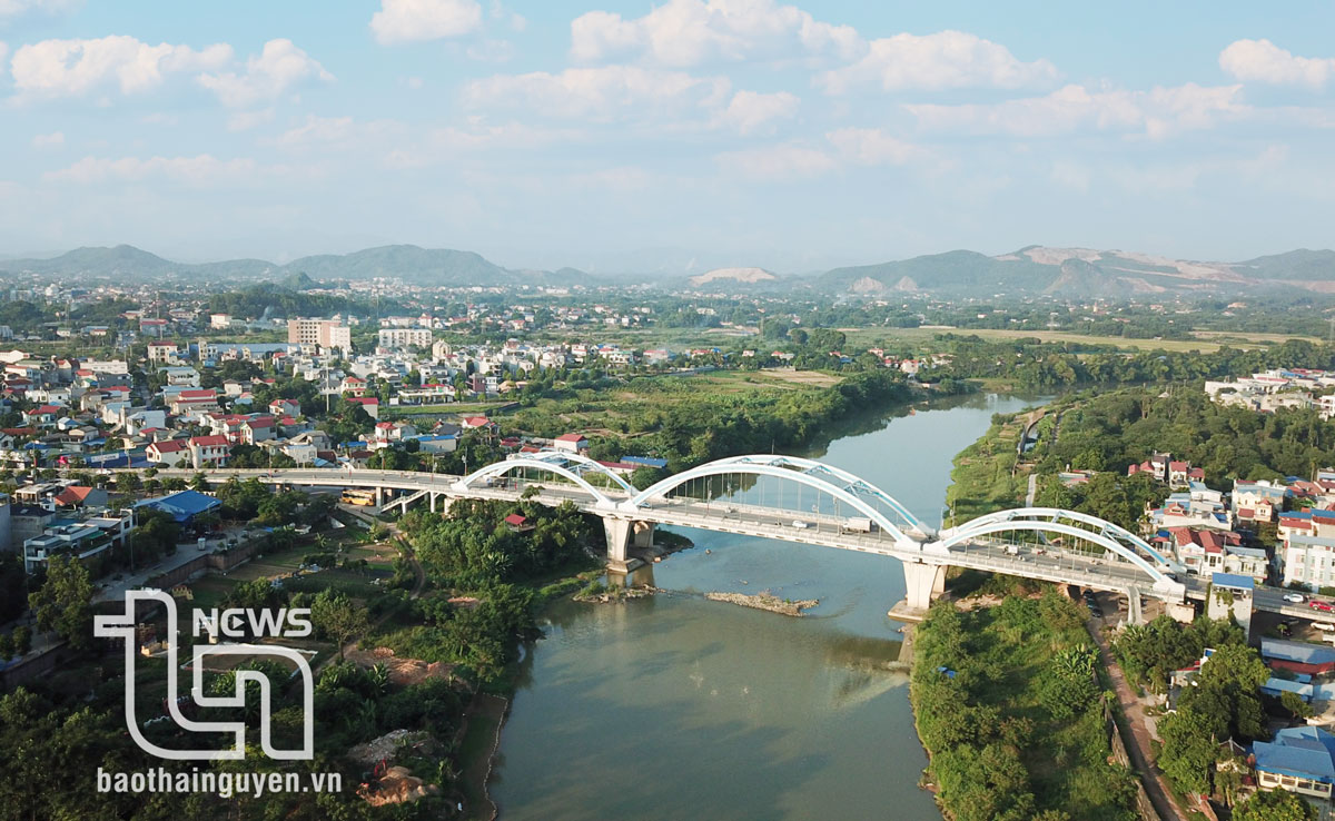 Previously, the completion and use of the Ben Tuong Bridge accelerated the rapid and robust development of the northeastern area of Thai Nguyen City, particularly in the wards of Dong Bam and Chua Hang.