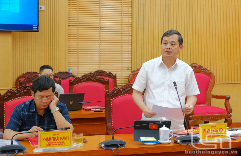 Đồng chí Phó Bí thư Thường trực Tỉnh ủy Phạm Hoàng Sơn điều hành phần thảo luận tại Hội nghị.