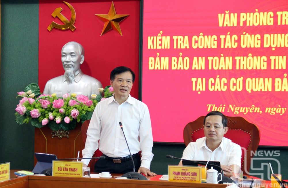 Đồng chí Bùi Văn Thạch, Phó Chánh Văn phòng Trung ương Đảng, phát biểu tại buổi làm việc.