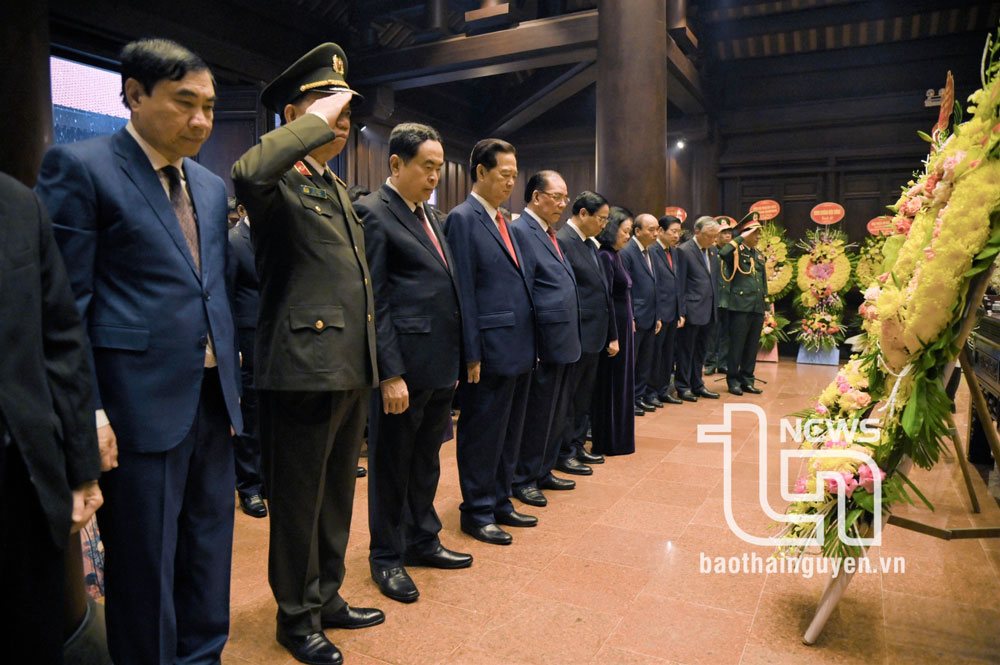 Thủ tướng Phạm Minh Chính cùng các đồng chí lãnh đạo dâng hương Đền thờ Liệt sĩ tại chiến trường Điện Biên Phủ