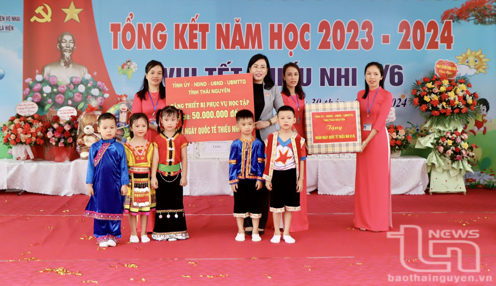 Đồng chí Bí thư Tỉnh ủy Nguyễn Thanh Hải trao tặng quà cho cô và trò Trường Mầm non La Hiên.