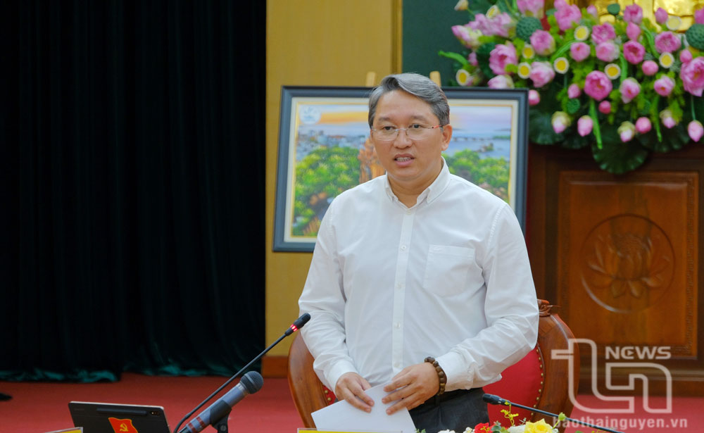 Secretary of the Khanh Hoa Provincial Party Committee Nguyen Hai Ninh delivers his speech at the conference. 