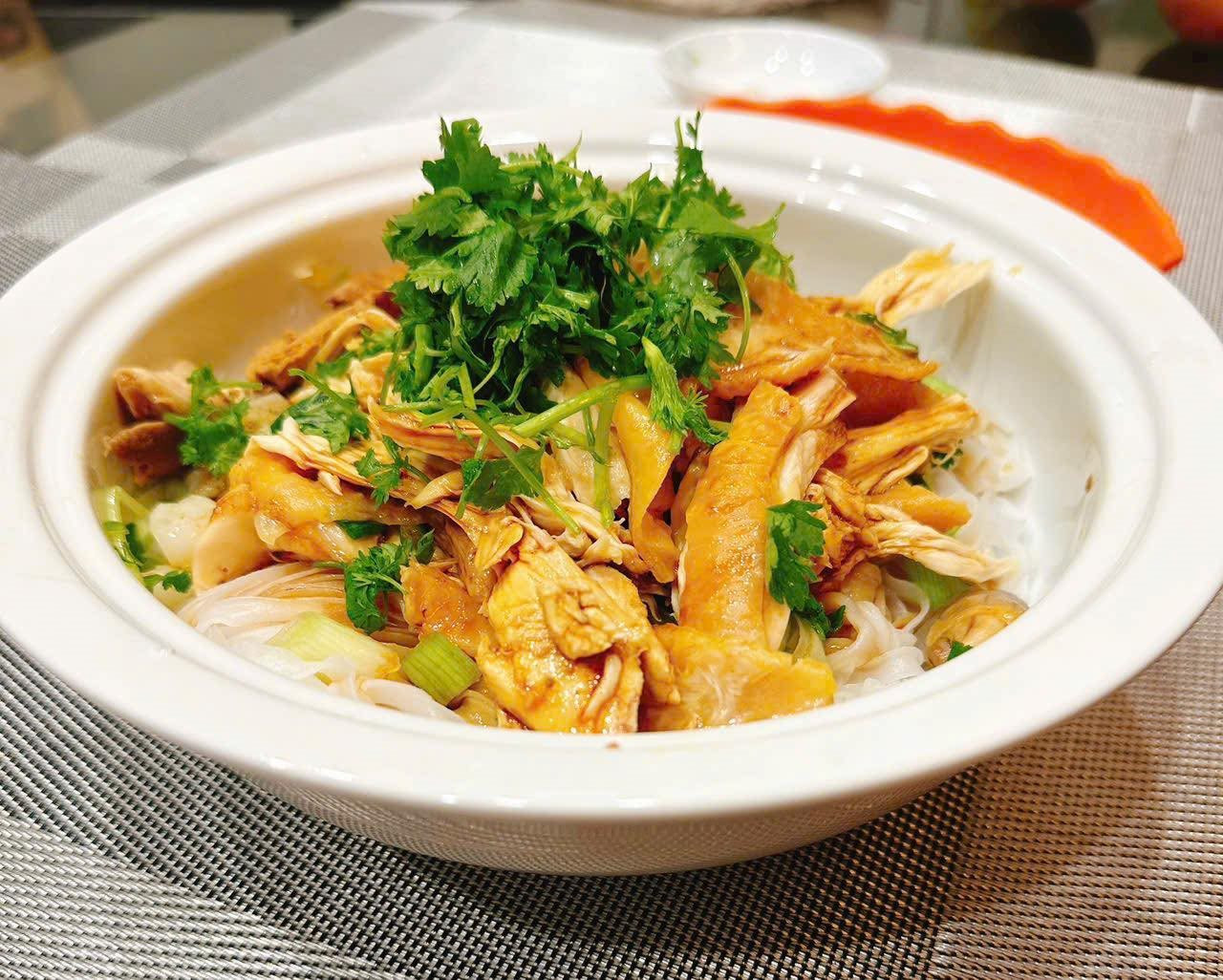 Món phở gà trộn (Ảnh: Hoàng Quyên).