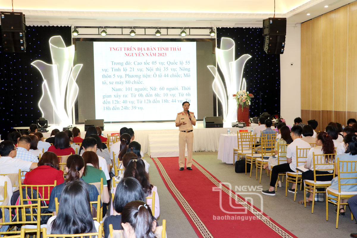 Cán bộ Phòng Cảnh sát giao thông, Công an tỉnh thông tin về tình hình trật tự an toàn giao thông tại Thái Nguyên.