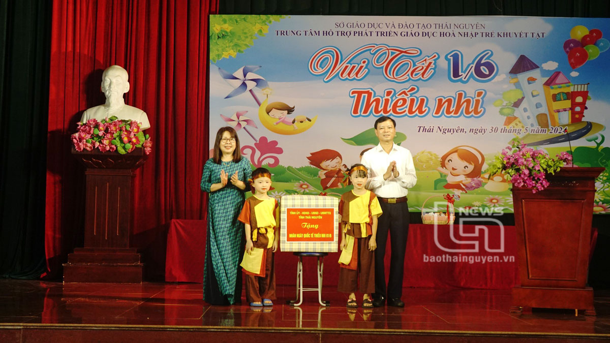 Đồng chí Dương Xuân Hùng tặng quả trẻ em của Trung tâm