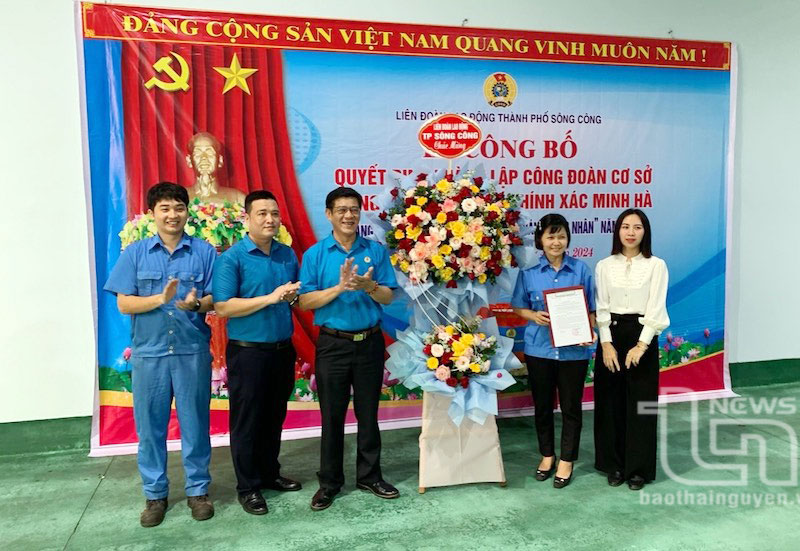 LĐLĐ thành phố Sông Công trao quyết định thành lập công đoàn cơ sở.