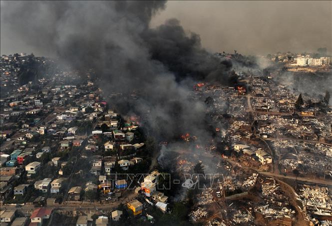 Khói bốc lên ngùn ngụt trong đám cháy rừng tại Vina del Mar, Chile, ngày 3/2/2024. Ảnh minh họa: AFP/TTXVN