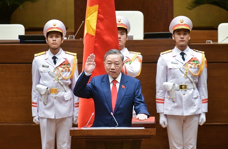 越南国家主席苏林宣誓就职。