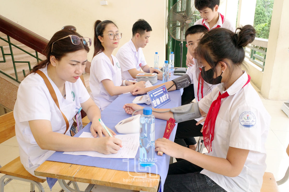 Trung tâm Y tế TP. Thái Nguyên khám, tư vấn sức khỏe cho học sinh tại xã Văn Yên (Đại Từ).